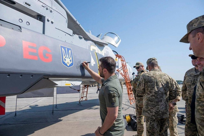 Để đạt được mục tiêu chiến đấu như vậy, Ukraine cần có khả năng tấn công tầm xa. Nhưng khả năng tấn công tầm xa là thứ Ukraine thiếu nhất, nên nước này đã nghĩ đến các “nhà tài trợ lớn” cho mình.