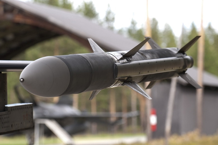 Hiện Mỹ và phương Tây đã viện trợ cho Ukraine loại tên lửa AIM-120; đây là loại tên lửa không đối không tầm trung tiên tiến, với hệ thống radar dẫn đường độc lập chủ động, có thể tấn công mục tiêu ở tầm trung đến xa. Tuy nhiên theo thông tin, Mỹ chỉ viện trợ cho Ukraine phiên bản AIM-120A/B, có tầm bắn từ 55-75 km.