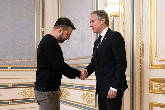 Khi Ngoại trưởng Mỹ Blinken đến thăm Kiev vào tháng 5, Tổng thống Zelensky đã thể hiện sự tôn trọng Ngoại trưởng Mỹ trong suốt quá trình ông Blinken ở thăm Kiev. Tổng thống Zelensky thậm chí còn muốn cùng ông Blinken đi uống rượu khi Kharkov đang ở trong tình thế khó khăn.