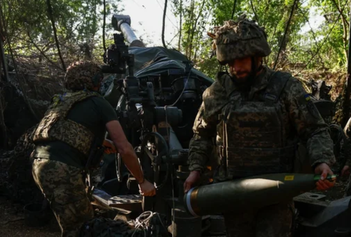Một số người còn ví von rằng, viện trợ quân sự của phương Tây hứa với Ukraine, giống như một “chiếc bánh vẽ”, hứa hẹn nhiều hơn nhưng thực tế lại được thực hiện ít hơn. Ví dụ Đức hiện không còn vũ khí để cấp cho Ukraine ngoài những gì đã cam kết trước đó.