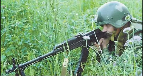 Một loại súng máy hạng nhẹ giống phiên bản nâng cao của tiểu liên AK-47, rất phù hợp làm hỏa lực cấp tiểu đội bộ binh và do một cá nhân sử dụng, được dùng nhiều trong cuộc xung đột Nga-Ukraine đang diễn ra, đó là súng máy hạng nhẹ RPK, hay trung liên RPK.