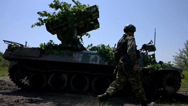 Về vấn đề này, ông Khodakovsky, chỉ huy lực lượng tình nguyện nổi tiếng người Ukraine và chỉ huy tiểu đoàn "Báo thù", không chỉ xác nhận tin này là chính xác, mà còn tuyên bố rõ ràng rằng, sự thất thủ chung của Chasov Yar đang ngày càng đến gần.