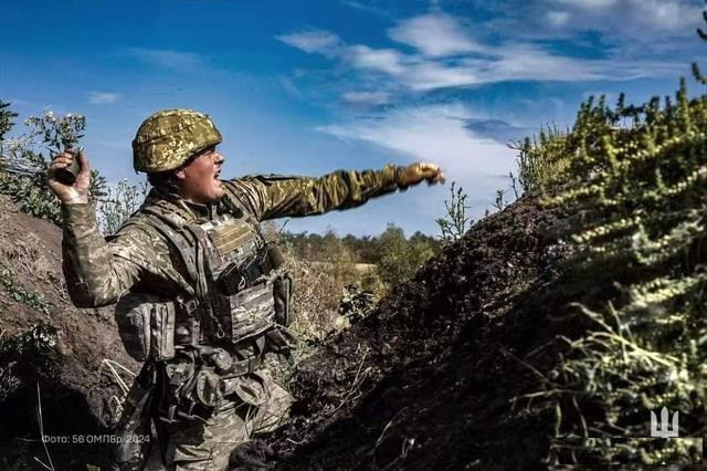 Quân Ukraine trong nỗ lực chiếm lại ngôi làng đã tung một trung đội xe tăng từ Shakhtyorskoye tăng viện, nhưng ngay lập tức bị UAV FPV của Nga tấn công, khiến bộ binh đi theo không mạo hiểm và vội vàng quay trở lại. Lực lượng đồn trú Ukraine còn lại đã cố gắng ẩn náu trong vành đai rừng ở phía tây nam ngôi làng, nhưng đã bị Nga tấn công bằng bom lượn.