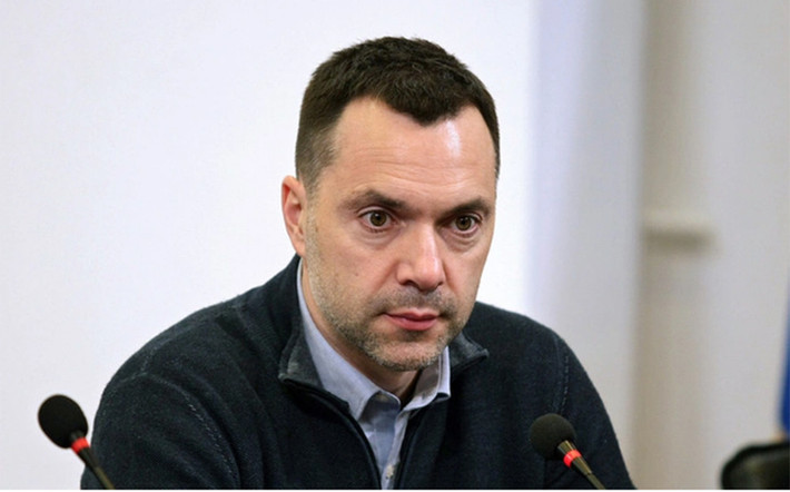 Theo ông Arestovich, cựu cố vấn của Văn phòng Tổng thống Ukraine, tình hình chiến trường hiện nay rất bất lợi cho Ukraine, hiện đã có 6 tiểu đoàn chiến đấu của Quân đội Ukraine “bất tuân mệnh lệnh” trên chiến trường, Quân đội Ukraine đã bắt đầu bộc lộ những sơ hở trong phòng thủ. Để giảm bớt tổn thất, Bộ chỉ huy Ukraine phải đưa ra quyết định rút lui chiến lược khỏi 4 cứ điểm.