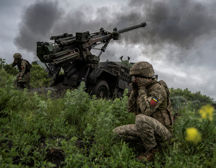 Tại phía tây mặt trận Avdiivka, Quân đội Ukraine đã tiến hành các cuộc pháo kích quy mô lớn và một số cuộc phản công quy mô nhỏ, nhằm trì hoãn bước tiến “quá mạnh” của quân Nga.