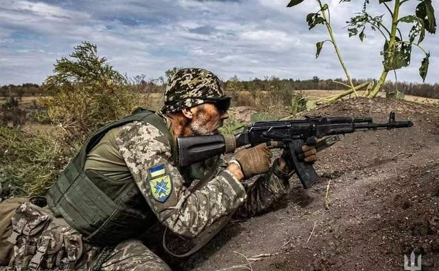 Khi Quân đội Nga chiếm được Mirny Pond ở phía nam mỏ Yuzhnodonbasskaya số 3, như vậy họ đã cắt đứt được đường rút lui của quân Ukraine ở mỏ số 3, tốc độ trận đánh được đẩy cao. Lúc này Quân đội Ukraine phải rút vào đường hầm mỏ, nơi được bao quanh bởi các bãi mìn dày đặc và các chốt chặn hỏa lực.