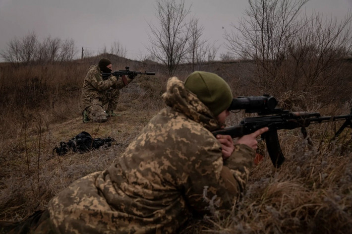 Lúc này Quân đội Ukraine chỉ có thể sử dụng máy bay không người lái để mang cả mìn chống tăng hoạt động như máy bay cường kích tấn công mặt đất, tuyệt vọng ngăn chặn bước tiến của nhóm cơ giới và bộ binh xung kích của Nga.