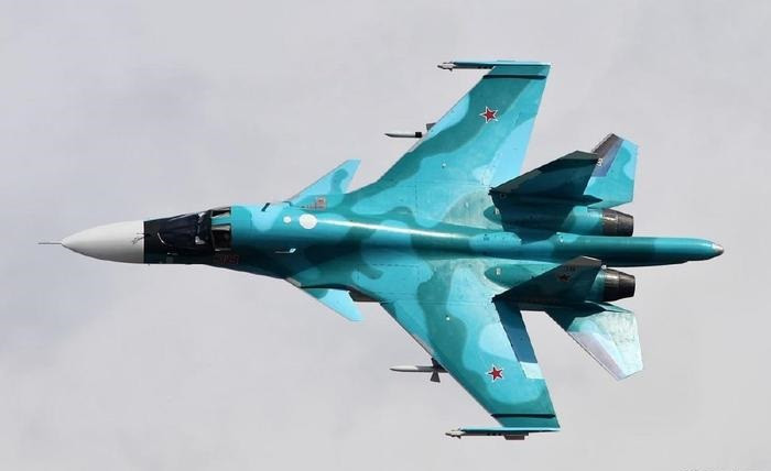 Một chiếc Su-34 có thể mang theo 4 quả bom nhiệt áp ODAB-500 và được trang bị bộ dẫn đường UMPK. Giờ đây, bộ mô-đun UMPC có thể được sử dụng giống như bộ JDAM của Mỹ trên nhiều loại bom của Nga, từ bom phá đến bom nhiệt áp và bom chùm.