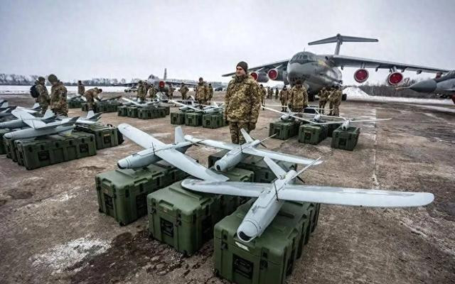 Trước bối cảnh chiến trường bi đát như vậy, Ukraine đẩy mạnh các cuộc tấn công vào lãnh thổ Nga và các khu vực bị Nga chiếm đóng. UAV tự sát của Ukraine xâm nhập 1.800 km vào lãnh thổ Nga và phá hủy các máy bay ném bom chiến lược của Nga. Ngoài ra, Ukraine tuyên bố đã tiến hành một cuộc đột kích vào một sân bay của Nga ở Crimea và nhấn mạnh rằng, họ đang đánh giá tác động của cuộc tấn công.