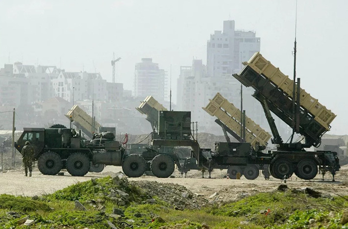 Về phần mình, IDF xác nhận việc Iran sử dụng UAV tự sát tấn công vào lãnh thổ Israel và lưu ý rằng, tất cả các đơn vị Quân đội Israel đang trong tình trạng sẵn sàng chiến đấu toàn bộ. Để đối phó với những thách thức này, các hệ thống phòng không của Israel đã được huy động để đánh chặn và vô hiệu hóa mối đe dọa từ trên không.
