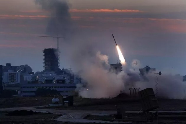 Theo thông tin mới nhất, Quân đội Israel đã tăng cường khả năng sẵn sàng chiến đấu. Người phát ngôn IDF Daniel Hagari nêu rõ rằng, lực lượng phòng không của Israel đã được chuyển lên trạng thái chiến đấu cao nhất, sẵn sàng đánh trả các mối đe dọa.