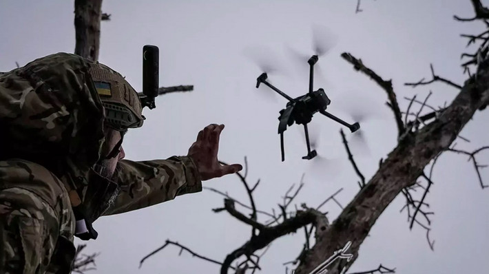Quân đội Nga và Ukraine đã sử dụng một số lượng lớn các loại máy bay không người lái (UAV) trong cuộc chiến này. Khi cuộc đối đầu ngày càng gia tăng, công nghệ UAV của cả hai bên tiếp tục phát triển theo chiều hướng của cuộc xung đột.