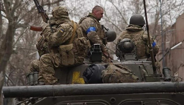 Nguyên nhân là do lính mới của Quân đội Ukraine được huy động ồ ạt; sau khi được huấn luyện qua loa, những tân binh này đã được đưa thẳng ra chiến trường. Có người lính tháng trước là thợ sửa máy, nhưng tháng này đã phải chiến đấu ở mặt trận Pokrovsk. Do vậy không khó hiểu, khi khả năng chiến đấu của binh lính Ukraine ngày càng kém.