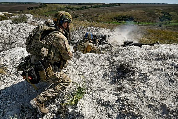 Lấy Lữ đoàn bộ binh cơ giới 72 của Quân đội Ukraine, chịu trách nhiệm phòng thủ chính của cứ điểm Ugledar, làm ví dụ. Toàn bộ quân số Lữ đoàn gồm 3.000 quân đã phải chịu tổn thất 100% trong chiến đấu; trước đó, họ vẫn phải rút số quân ít ỏi của mình để tăng viện cho hướng Pokrovsk.