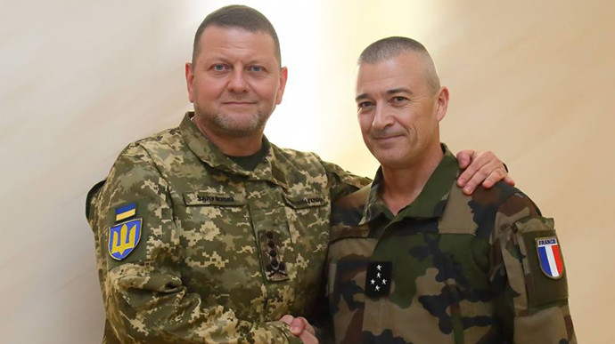 Người dân địa phương ở Bulgaria cho biết, họ đã nhìn thấy một đoàn xe gồm lính và vũ khí trang bị bị của Pháp gần thị trấn Sliven, đang phóng nhanh về phía Sofia, rồi từ đó tới Ukraine bằng xe tải.