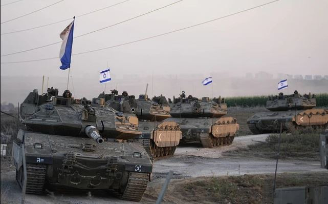 Khi một số lượng lớn xe tăng và xe bọc thép của Israel tiến vào Dải Gaza, Quân đội Israel đã hoàn toàn phát động một cuộc tấn công trên bộ vào khu vực. Đánh giá từ các bản tin, xe tăng, xe bọc thép và máy ủi của Quân đội Israel đã tiến hành một cuộc tiến công tổng lực, quyết tâm “bình định” lực lượng Hamas.