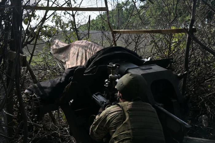 Cuối cùng là phòng tuyến phía bắc theo hướng Kupyansk, nơi tập trung phòng thủ của Quân đội Ukraine tại khu vực Kharkiv-Luhansk. Đặc biệt tại các khu vực Sinkivka và Petropavlovka, Quân đội Nga đã chịu tổn thất tại các khu vực nêu trên gần một năm nay, nhưng chưa bao giờ đột phá được.