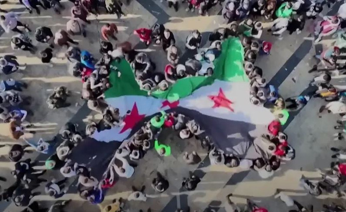 Sự sụp đổ của chế độ Bashar al-Assad vẫn chưa có tác động đáng kể nào đến hoạt động của các căn cứ quân sự Nga ở Syria. Thủ tướng Syria Mohammad Ghazi Jalali, người vẫn ở Damascus và đã bắt đầu làm việc với các thủ lĩnh phiến quân, cho biết số phận tương lai sự hiện diện quân sự của Nga ở Syria sẽ do chính quyền mới của nước này quyết định.