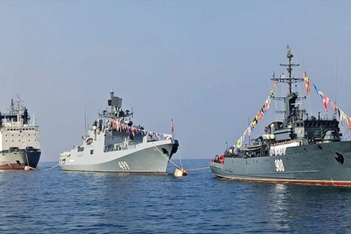 Cách đây vài ngày, các nước Ả Rập và truyền thông phương Tây đưa tin, hai khinh hạm lớp Marshal Gorshkov, một khinh hạm lớp Petrel, hai tàu chở dầu và tàu ngầm Novorossiysk của Hải quân Nga đã rời cảng Tartus.