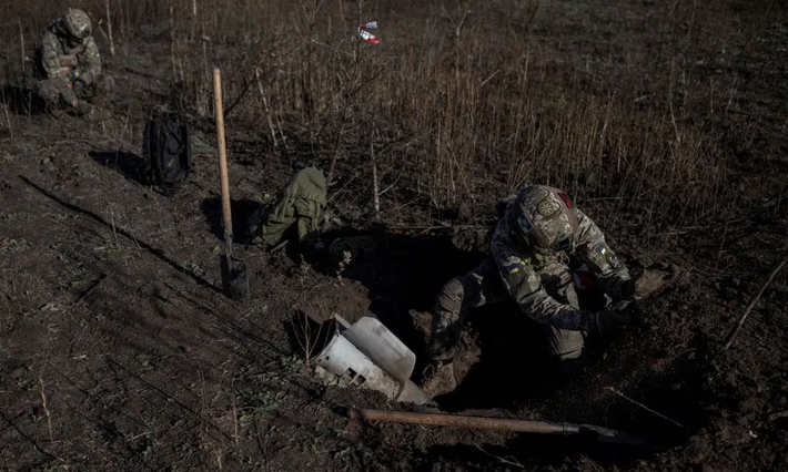 Tuy nhiên, kênh quân sự Rybar vẫn chưa xác nhận thông tin này và nói rằng, Quân đội Ukraine đang phòng thủ trong ngôi làng và phía bắc khu rừng. Lực lượng tấn công của Nga thường xuyên bị tấn công bởi pháo binh đóng ở hữu ngạn sông Dnieper.