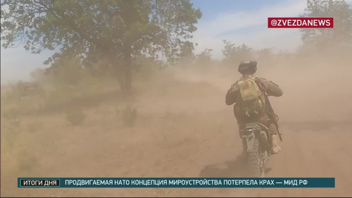 Một lính Ukraine cho biết trên kênh Telegram Armyinform rằng, Quân đội Nga chuyển sang sử dụng mô tô và ô tô địa hình khi trời bắt đầu mưa ở Kursk. Hiện Quân đội Ukraine đã cố gắng tổ chức lại cuộc tấn công vào quận Glushkovsky, nhằm phân tán lực lượng của quân Nga. Theo trang “Biên niên sử quân sự” của Nga, vào sáng 31/10, 4 đợt tấn công của quân Ukraine vào làng Novy Put bị đẩy lùi.