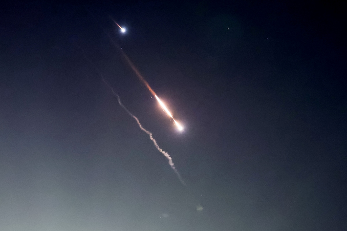 Điều đáng chú ý nữa là mặc dù Iran sử dụng rất nhiều UAV tự sát tấn công Israel, nhưng số UAV tự sát này không thể đến được khu vực mục tiêu và phần lớn bị bắn hạ trên lãnh thổ Iraq, buộc Iran phải tổ chức làn sóng tấn công thứ hai và thứ ba bằng UAV.