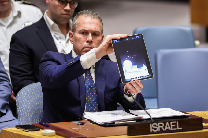 Chính quyền Israel cho thấy rằng, họ không có ý định tiếp tục trả đũa Iran để tình hình tiếp tục leo thang. Sau khi đẩy lùi cuộc tấn công, Israel đã yêu cầu Hội đồng Bảo an LHQ họp khẩn cấp và tại đây, đại diện của Iran và Israel đã đấu khẩu nhau.