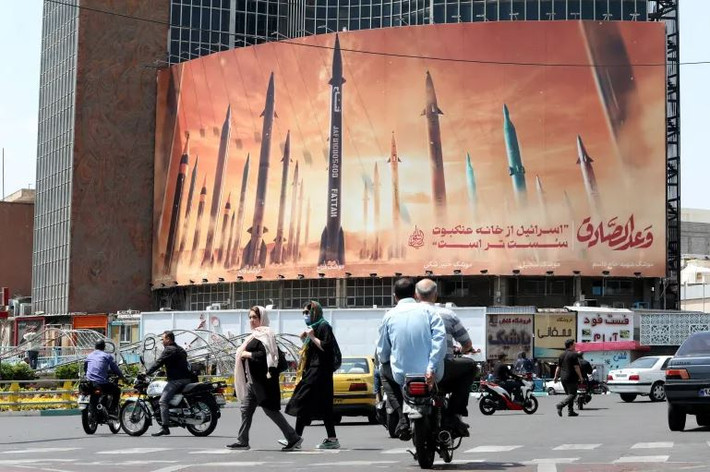 Theo hãng tin Al Jazeera của Qatar, trong khi Mỹ và phương Tây đang tăng cường cung cấp vũ khí cho Ukraine, thì Iran cũng bắt đầu chuyển tên lửa đạn đạo cho Nga, để Quân đội Nga tấn công các mục tiêu ở Ukraine. 