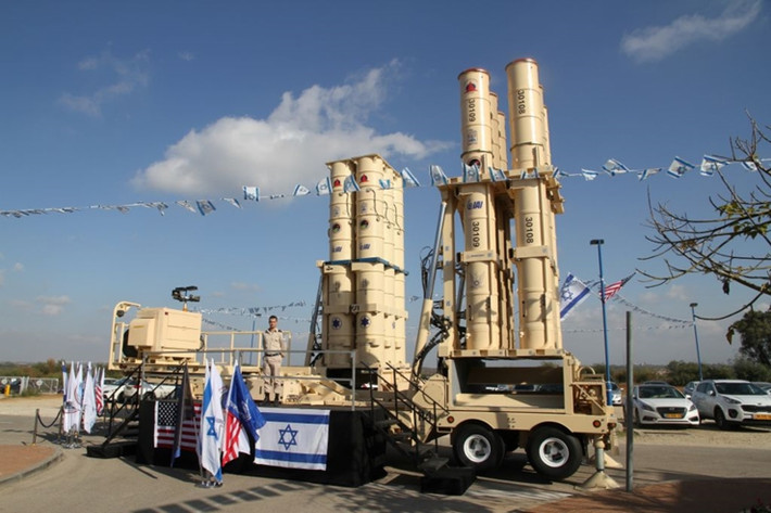 Vì vậy, lần này, tôi nghĩ tên lửa siêu thanh của Iran thực sự có thể đang nhắm vào các radar của hệ thống phòng thủ tên lửa Arrow 2 và Arrow 3. Bởi nếu radar được kích hoạt, các tên lửa đạn đạo thông thường tiếp theo sẽ dễ dàng xuyên thủng hệ thống phòng thủ tên lửa của Israel hơn, chuyên gia quân sự Thiệu Vĩnh Linh kết luận. (Nguồn ảnh: IRNA, CNN, Reuters, Al Jazeera, Wikipedia).