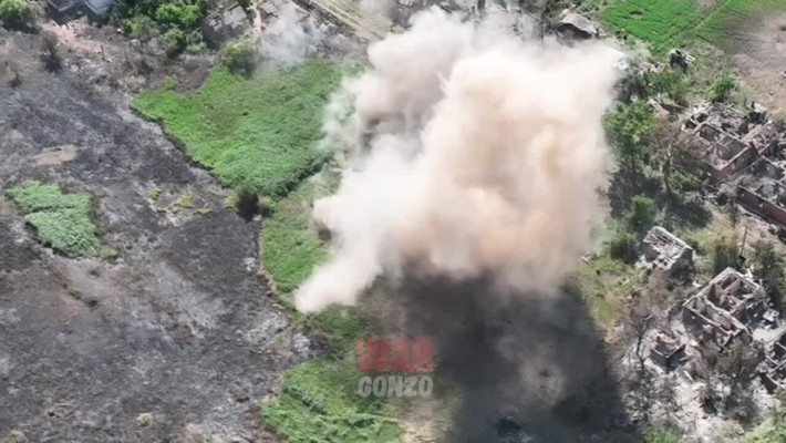 Trong video, biệt kích Nga lặng lẽ lẻn vào cửa sổ một ngôi nhà có binh sĩ Ukraine bên trong và ném mìn chống tăng vào. Vài giây sau, một tiếng nổ vang lên và ngôi nhà bị phá hủy hoàn toàn. Vụ nổ mạnh tới mức người lính biệt kích Nga ném mìn cũng bị hất văng xuống đất.
