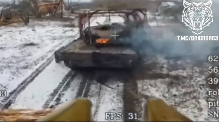 Trong số đó, xe tăng chiến đấu chủ lực Leopard 2A6 của Lữ đoàn bộ binh cơ giới 21 đã xông vào làng Darino trước, theo sau là xe tăng T-64 và T-72 của Lữ đoàn bộ binh cơ giới 17. Tuy nhiên, ngay khi Quân đội Ukraine ập vào làng, qQân đội Nga đã nhanh chóng sử dụng nhiều UAV FPV được điều khiển bằng cáp quang để đánh trả.