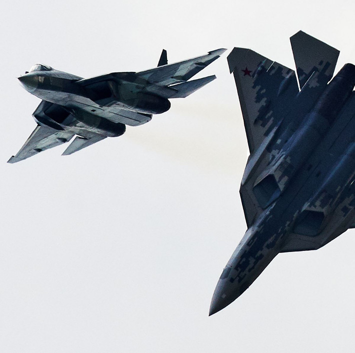 Là chiến đấu cơ thế hệ 5, Su-57 còn có khả năng hành trình siêu âm mà không cần phải bật tăng lực, giúp máy bay có thể nhanh chóng tiếp cận chiến trường và nhanh chóng tham chiến. Su-57 có khả năng chiến đấu đa nhiệm, khi có thể sử dụng nhiều loại tên lửa không đối không và không đối đất, bom và các loại vũ khí khác.