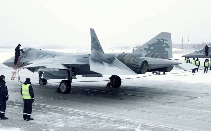 Dù chương trình phát triển Su-57 gặp một số vấn đề trong quá trình phát triển và thử nghiệm dẫn đến thời gian đưa vào biên chế chiến đấu bị chậm, nhưng Không quân Nga đã bắt đầu tiếp nhận tiêm kích Su-57 và có kế hoạch tăng dần số lượng.