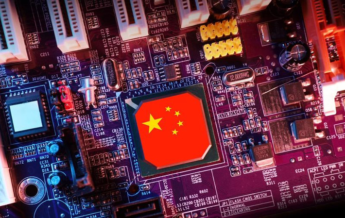 Hiện Trung Quốc, nhà sản xuất thiết bị điện tử lớn nhất thế giới và là một trong những nhà nhập khẩu chính chất bán dẫn của phương Tây, đóng vai trò then chốt trong kế hoạch này. Các công ty Trung Quốc sử dụng năng lực sâu rộng của mình trên thị trường toàn cầu, mua các linh kiện cần thiết và cung cấp cho Nga thông qua các chuỗi trung gian phức tạp.