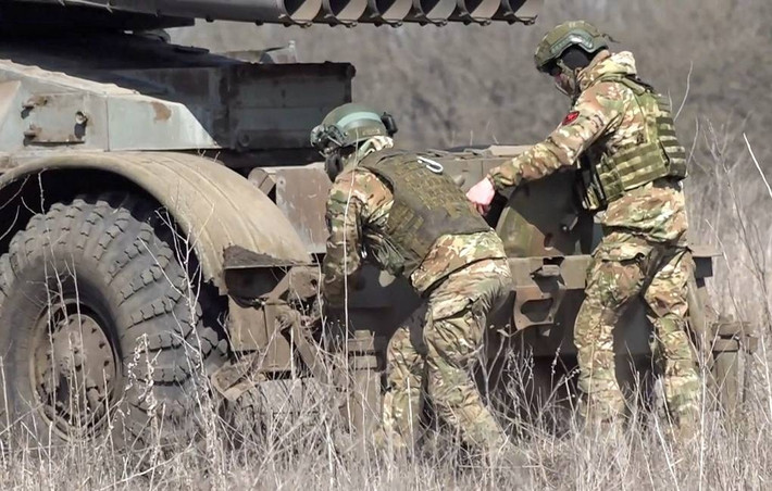 Trang Topwar của Nga đưa tin, làng Glubokoe là mục tiêu mà quân Ukraine quyết tâm chiếm giữ; trước đó quân Ukraine đã kiểm soát được khu vực xung quanh và tìm cách tiến vào trung tâm của làng, từ phía hồ chứa nước ở phía tây.