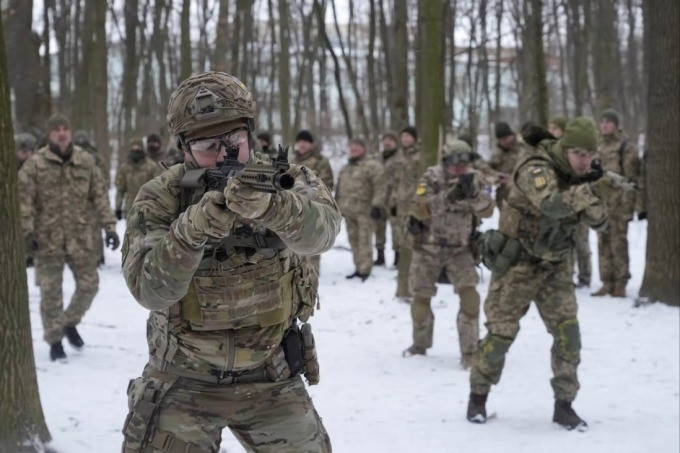Điều này cũng đúng với tình hình chiến tranh hiện nay giữa Nga và Ukraine, dù cả hai bên đều cho rằng tình hình chiến tranh đang thuận lợi. Một cuộc khảo sát cho thấy, dân số Ukraine đã giảm từ 44 triệu trước chiến tranh xuống dưới 20 triệu hiện nay.