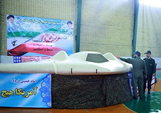 Vụ việc này không chỉ làm “mất mặt” Quân đội Mỹ, mà còn bất ngờ mang đến cho Iran “gói quà công nghệ” quý giá. Đúng là “trăm nghe không bằng một thấy”, chiếc UAV RQ-170 này giống như một mô hình trực quan sinh động, Iran bắt đầu tiến hành tháo dỡ và nghiên cứu chuyên sâu, từ hình thức bên ngoài đến kết cấu bên trong, từ các cảm biến đến hệ thống radar chính xác…