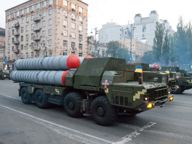 Ngoài các hệ thống phòng không tiên tiến của phương Tây, Ukraine còn các hệ thống phòng không cũ hơn, nhưng vẫn hiệu quả từ thời Liên Xô như S-300. Các hệ thống tên lửa đất đối không tầm xa này đã được nâng cấp và bảo dưỡng để đảm bảo chúng vẫn hoạt động. S-300 cung cấp khả năng phòng thủ, nhằm chống lại các mối đe dọa ở độ cao lớn và bổ sung cho các hệ thống hiện đại hơn trong kho vũ khí của Ukraine.