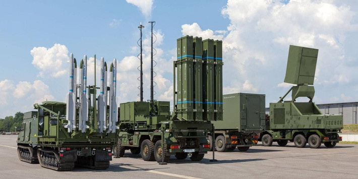 Ukraine cũng đã nhận được hệ thống phòng không IRIS-T SLM của Đức; về nguyên lý hoạt động tương tự như hệ thống NASAMS. IRIS-T SLM nổi tiếng về độ chính xác và tính linh hoạt, có khả năng chống lại nhiều mối đe dọa trên không, bao gồm UAV, trực thăng và máy bay chiến đấu. Công nghệ tên lửa và radar tiên tiến của nó cung cấp một lớp phòng thủ mạnh mẽ chống lại các cuộc xâm nhập trên không của Nga.