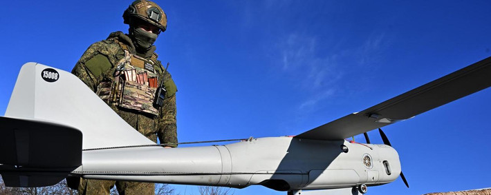 Trước việc Nga thường xuyên sử dụng UAV Geran-2 tấn công Ukraine, Quân đội Ukraine đã mở các cuộc tấn công bằng UAV tự sát tầm xa vào khu vực nhà máy sản xuất UAV Geran-2 của Công ty Alabuga tại Tatarstan. Theo các chuyên gia, điều này cho thấy tầm quan trọng của nhà máy sản xuất UAV ở Tatarstan đối với quân đội Nga. (Nguồn ảnh: WSJ, Topwar, IRNA).