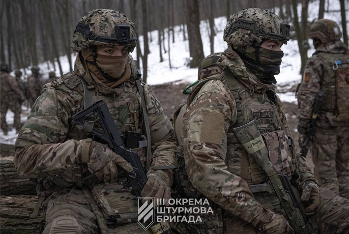 Tuy nhiên, khi Quân đội Nga chiếm được hoàn toàn Umanske, quân phòng thủ Ukraine ở phía nam Umanske đã trở thành “rùa thả trong bình”. Theo thông tin triển khai chiến đấu của Ukraine, hai tiểu đoàn thuộc Lữ đoàn xung kích Azov số 3 của Ukraine đang đối đầu với Quân đội Nga tại đây.