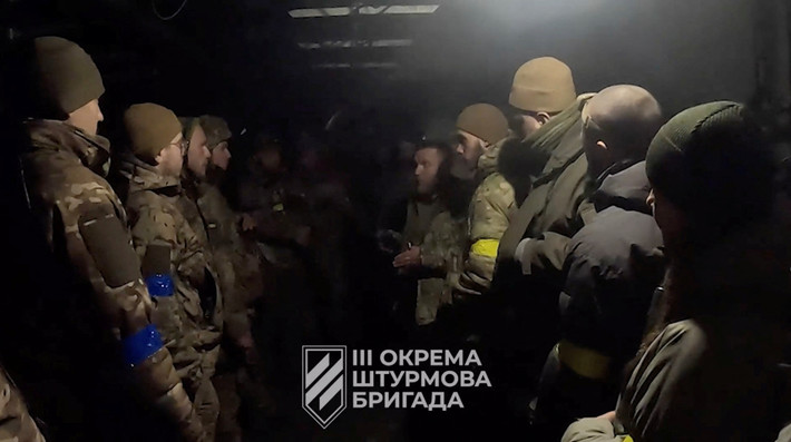 Vào thời điểm đó, theo yêu cầu của chỉ huy Quân đội Ukraine tại Avdiivka, Lữ đoàn xung kích Azov số 3 có nhiệm vụ tiếp viện cho phần phía tây của Avdiivka. Kết quả là Lữ đoàn đã bỏ chạy đến Nhà máy luyện cốc ở phía bắc Avdiivka để trú ẩn an toàn.
