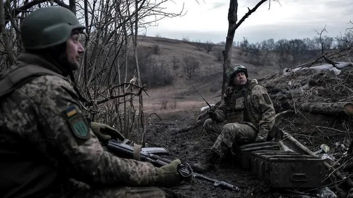 Vì vậy, với sự tiếp viện hiện tại của Quân đội Ukraine cho hướng mặt trận Kharkov, chắc chắn có đủ khả năng chống lại cuộc tấn công hiện tại của Quân đội Nga. Đặc biệt là cuộc giao tranh ác liệt trên đường phía tây ở Liptsi và phía đông thành phố Volchansk quả thực đã làm chậm bước tiến của Quân đội Nga. (Nguồn ảnh: Kyiv Independent, Ukrinform, CNN, Topwar).