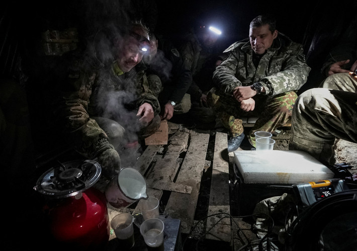 Ngoài ra còn có thông tin cho biết, Quân đội Ukraine đã ra lệnh cho những lực lượng nào còn lại ở Selidovo được phép rút khỏi thành phố nếu có thể. Nhưng hiện tại, con đường duy nhất dẫn ra khỏi đó không chỉ bị hỏa lực Nga khống chế, mà còn bị cắt đứt hoàn toàn.