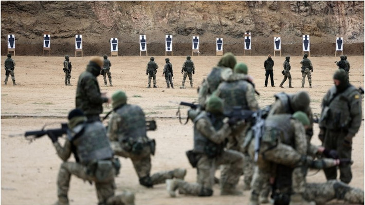 Nhóm hỗ trợ quân sự NATO là tổ chức chỉ huy quân sự trực tiếp của NATO chi viện cho Ukraine và nắm giữ một số lượng lớn bí mật. Trước khi bị miễn nhiệm, Trung tướng Gromadzinski đang chỉ huy NATO huấn luyện giúp quân Ukraine ở căn cứ Wiesbaden, Đức.