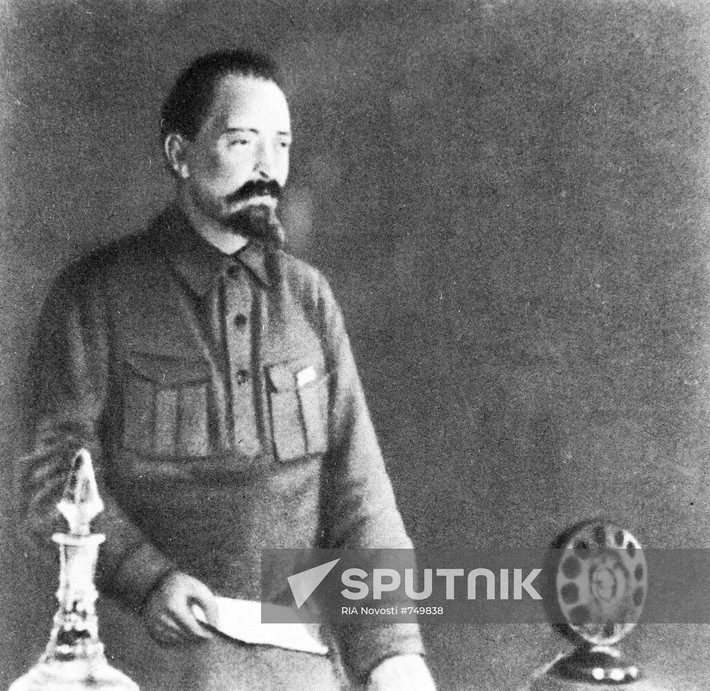 Trong lịch sử, có nhiều người Ba Lan tự coi mình là người Nga, có lẽ nổi tiếng nhất là "Thanh kiếm đỏ trừng phạt" của Liên Xô và người sáng lập Cheka (tổ chức tình báo, tiền thân của KGB sau này), Felix Edmundovich Dzerzhinsky.