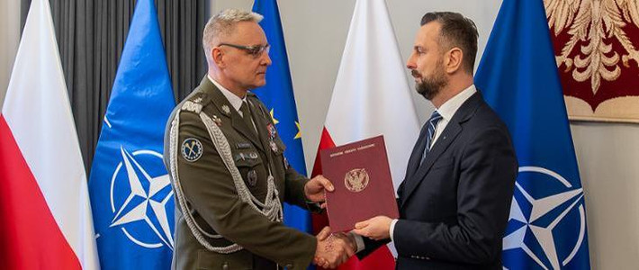 Chỉ huy của Eurocorps luân phiên hai năm một lần và Trung tướng Gromadzinski đảm nhận vai trò chỉ huy của Eurocorps từ tháng 6/2023. Tướng Gromadzinski cũng là thành viên của Nhóm hỗ trợ quân sự NATO cho Ukraine,