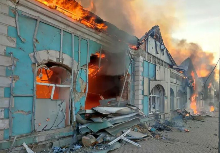 Nhà ga Ocheretyne bị quân Nga chiếm. Ảnh:Topwar. Tại sao Quân đội Nga không thể dễ dàng chiếm làng Berdychi? Do quân Nga không chịu nhiều thiệt hại trong giai đoạn bao vây trực tiếp thành phố Avdiivka, nên Cụm quân Trung tâm của họ còn tương đối hoàn chỉnh. Cộng với lực lượng chủ lực của Tập đoàn quân 1 Donetsk, họ bắt đầu trận đánh giải tỏa ở phía tây thành phố ngay vào cuối tháng 2. Mặt khác, quân Ukraine bị đánh bật bất ngờ khỏi Avdiivka, nên họ không kịp tổ chức phòng ngự hiệu quả ở tuyến làng đầu tiên phía tây thành phố, nhanh chóng mất ba ngôi làng ở tuyến phòng thủ đầu tiên là Stepove – Lastochkyne – Sjeverne. Đến cuối tháng 2 đầu tháng 3, lực lượng tiếp viện của Quân đội Ukraine mới có mặt, họ dựa vào 4 ngôi làng ở tuyến thứ hai để tổ chức phòng ngự. Bốn ngôi làng là Berdychi và Semenivka ở phía bắc, Orlivka ở trung tâm và Tonenke ở phía nam.