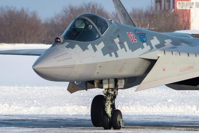 Trước khi cuộc xung đột Nga-Ukraine diễn ra, một số chiếc Su-57 sản xuất đã được đưa vào biên chế cho Không quân Nga; nhưng thực tế số lượng rất ít, chỉ có 4 chiếc được bàn giao và chủ yếu để dùng cho nhiệm vụ huấn luyện phi công.