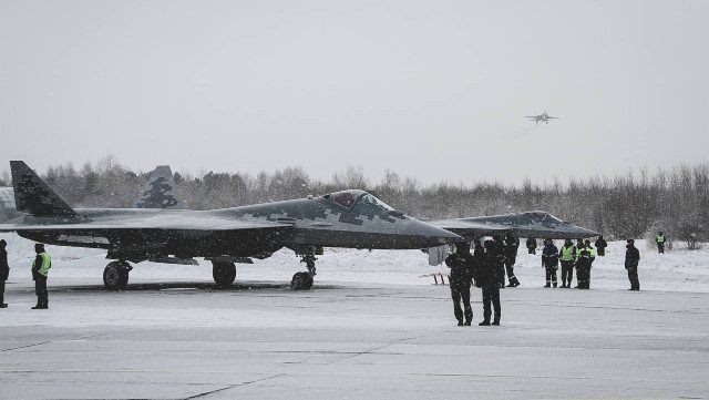 Cách đây không lâu, Nhà máy chế tạo máy bay Gagarin đặt tại thành phố Komsomolsk của Nga đã bàn giao lô máy bay chiến đấu Su-57 cho Lực lượng Không quân Nga. Đây là đơn đặt hàng Su-57 thứ 2 của Nhà máy Gagarin trong năm nay.